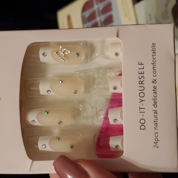 5 Sets of Press on nails - Picture 2 of 6
